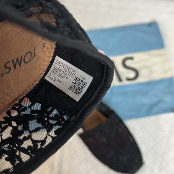 Toms Black Flats with Crochet Design for Everyday Wear - Picture 2 of 3